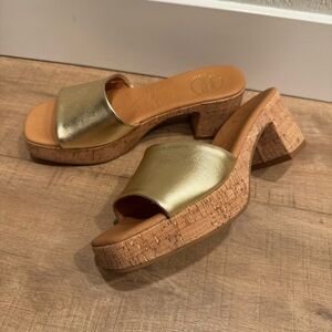 NEW! $190 Andre Assous Gold Leather Sandals Platform Heels Size EU 40 / US 10